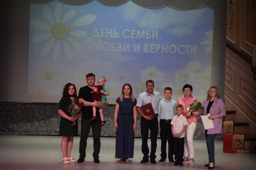 8 июля - Всероссийский день семьи, любви и верности. Это день памяти Православных святых, супругов Петра и Февронии, которые издавна почитаемы на Руси как хранители семьи и брака.